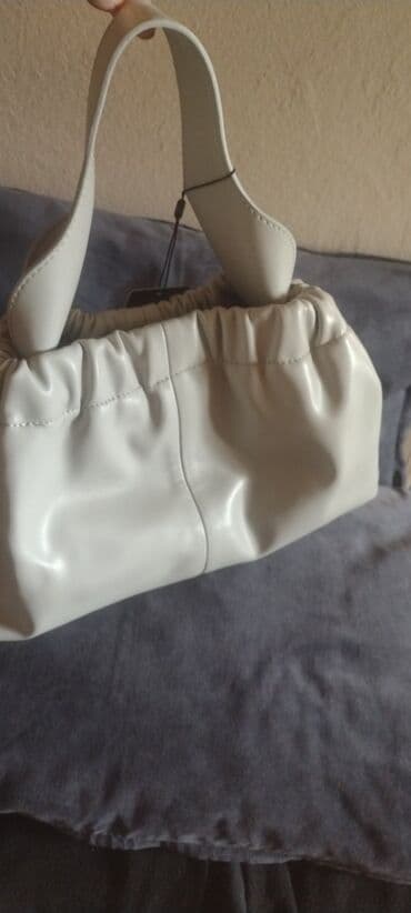 kais za torbu mona: Moderna ženska torba – mekana „pouch“/scrunch dizajn - Boja: svetla — 3