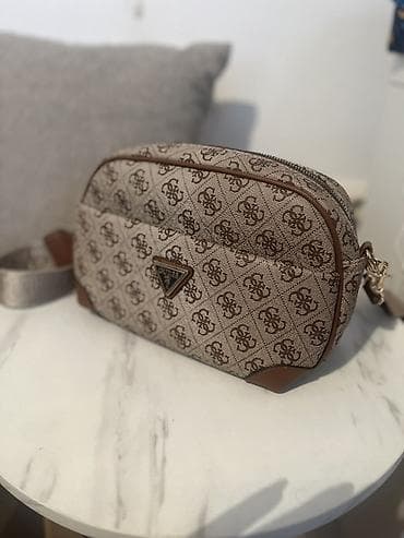 Upaljači i prateća oprema: GUESS crossbody torba – monogram bež/braon - Model: ovalna/camera bag — 2
