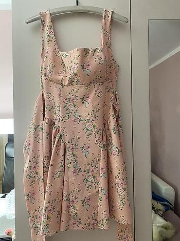 Žensko letnje haljina s cvetnim printom - Model: kratka A-kroja, sa