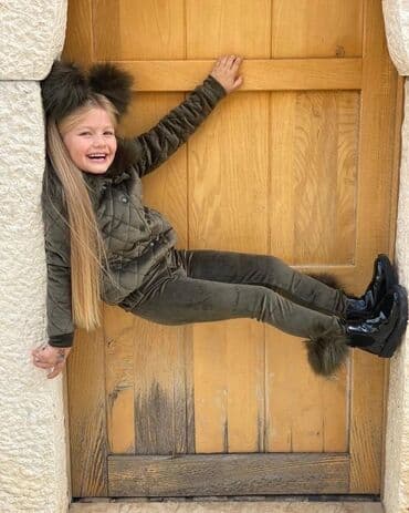 decije odelo: Toplo postavljene plišane trenerkice za devojčice u kompletu sa rajfom — 9