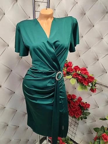 Elegantna ženska haljina sa preklopom i ukrasnom kopčom - Kroj na lalafo.rs Elegantna ženska haljina sa preklopom i ukrasnom kopčom - Kroj