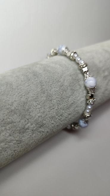 Elegantna ženska narukvica sa perlama i metalnim elementima - Dizajn