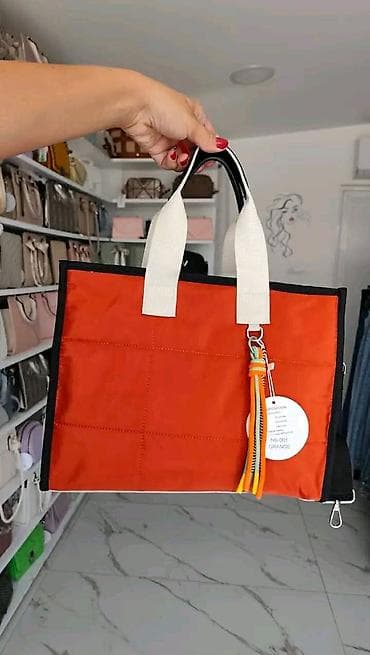 devojka sa sesirom slika: Torba “Pink & Cosmo” – casual city shopper - Model: pravougaona — 2