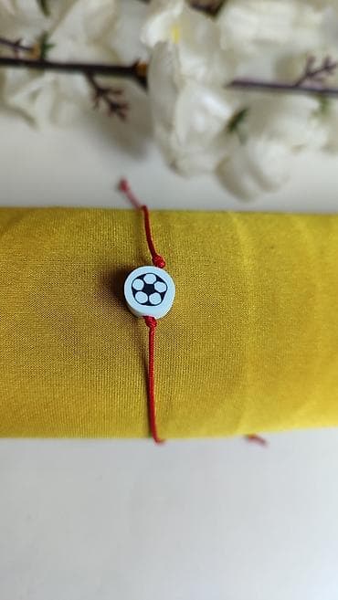 Crvena narukvica sa privjeskom – fudbalska lopta - Tanka narukvica od