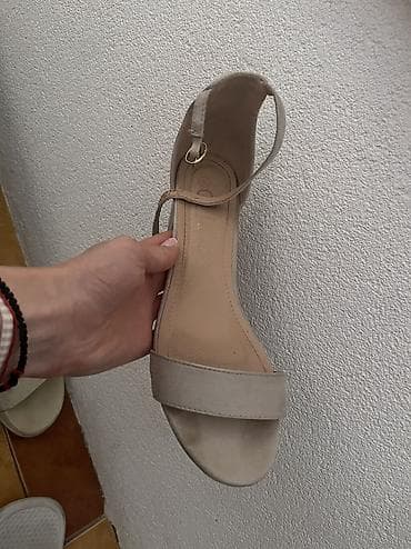 nike patike zenske 2020: Bež sandale sa malom potpeticom - Model: otvorene sandale sa jednim — 2