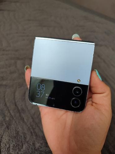 Samsun Z Flip 4 8/256 TOP STANJE Telefon je u perfektnom stanju, bez