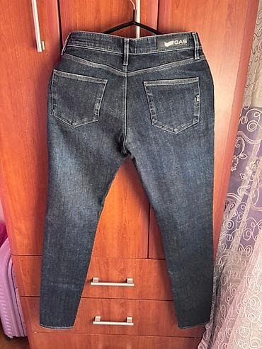 GAS farmerke u tamnom teksasu sa blagim izbledelim efektom. Model je na lalafo.rs GAS farmerke u tamnom teksasu sa blagim izbledelim efektom. Model je