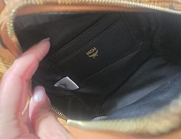 stradivarius aksesoari: MCM mini stark ranac konjak braon boje sa monogram printom. Nov je — 7