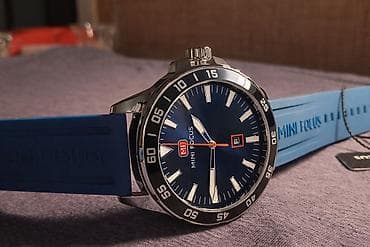 Nov ručni sat sa kutijom. Vodootporan mogu da se peru ruke, silikonska