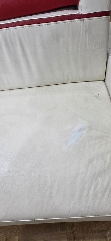 Ugaona garnitura – bela box kožna sa crvenim detaljima - Materijal