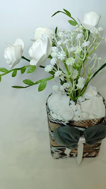 Kućni dekor: Dekorativna aranžmanska saksija sa veštačkim belim ružama - Elegantna — 10
