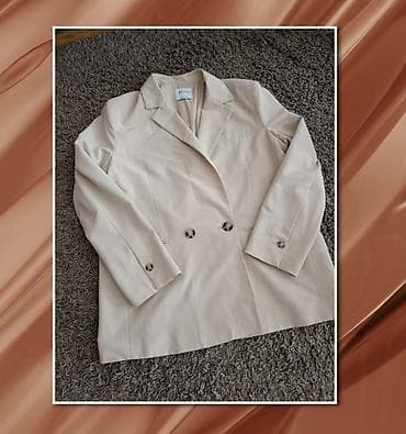 Ženski blejzer Bershka – bež - Model: dvoredni s dugmadima u