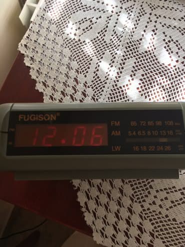 radio ritam srca: Ispravan radio sat Fugison sa alarmom za buđenje, crvenim svetlećim — 3