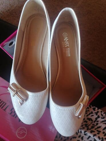 Ballet shoes, 39