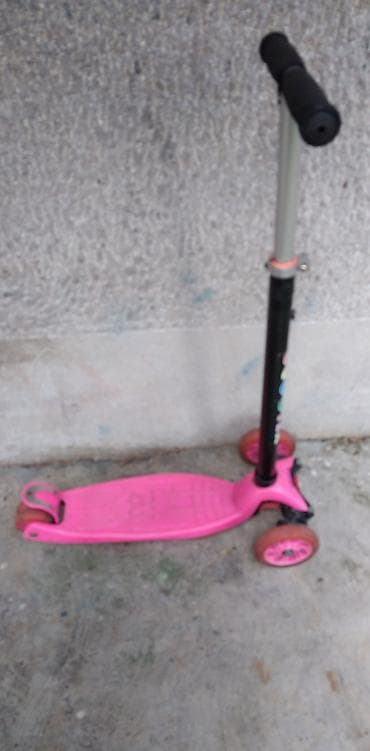 Trotinet Scooter sa cetiri tocka – dva napred i dva pozadi koji svetle