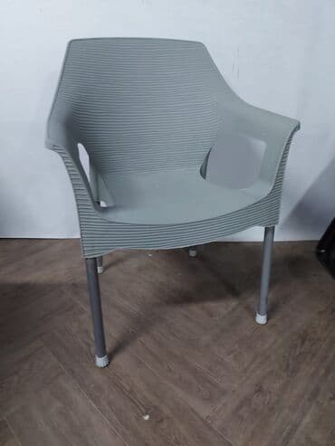 garniture od paleta cena: Nove 
Bastanske garniture
4 stolice i sto (120*70cm)
14000 — 2