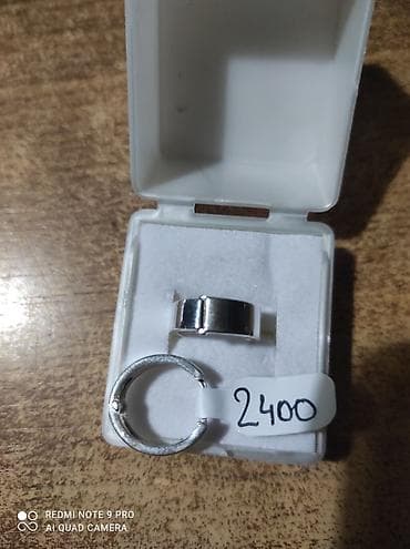 Srebrna minđuša–kafka (huggie) u elegantnoj, polirano-sjajnoj završnoj