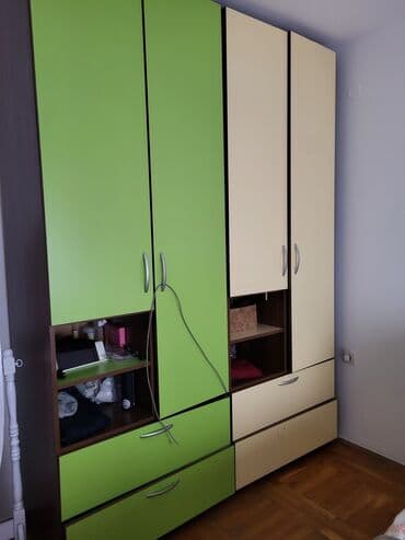 Desks and tables: Plakar/ormar sa vajn u kombinaciji zelene i bež boje sa tamnim — 1