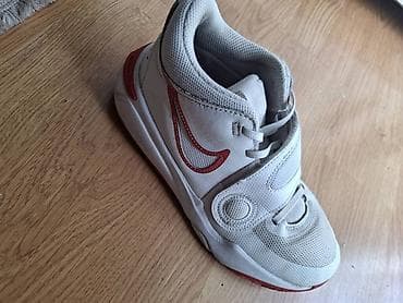 cebici za decu: Patike za decu sa prepoznatljivim Nike dizajnom. Izrađene su od — 2
