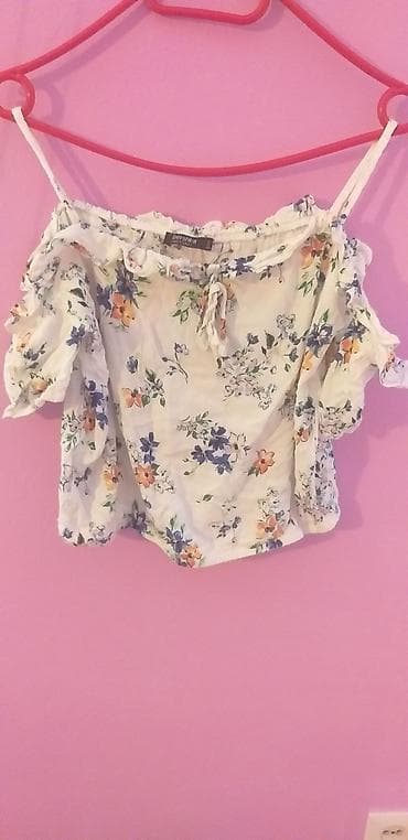 lexor saat: Bershka ženska bluza na cvetni dezen - Model: kratka bluza/top sa — 1
