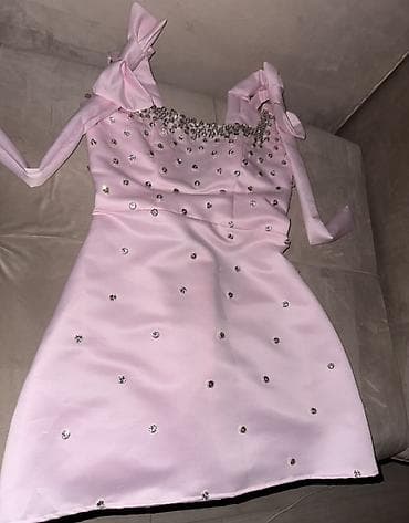 Ružičasta mini haljina sa kristalnim detaljima - Model: kratka