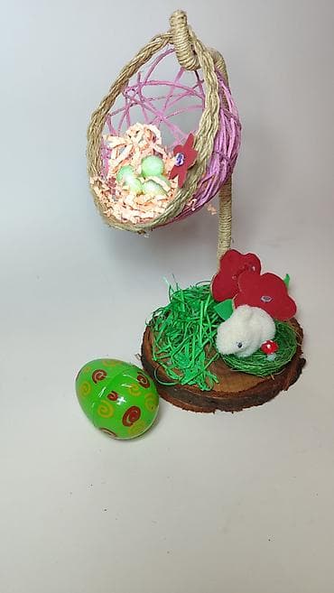Uskršnja dekoracija – viseca korpica sa postoljem - Ručno rađena