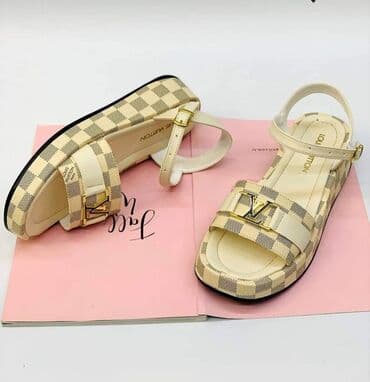 fratelli babb sandale: 36-40
3400
Rezervacije u toku — 2