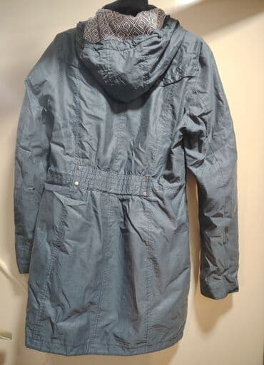 Prsluci: Ženska parka/jakna u sivo-plavoj boji, dužine do sredine butina. - — 2