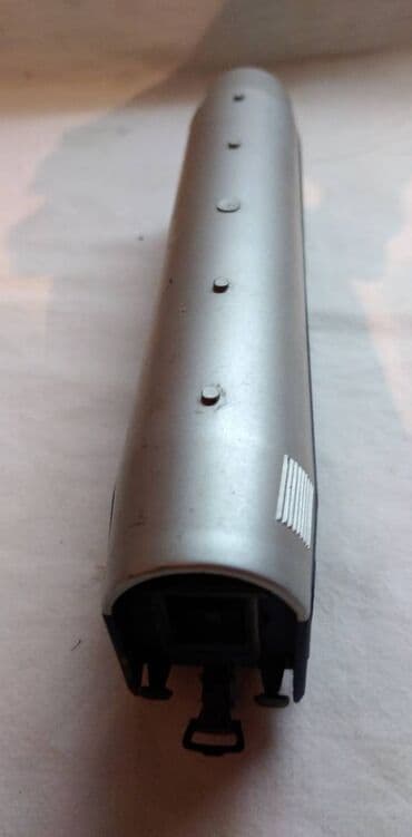 plavi sat: Mehano putnički kraci vagon HO, plavi duzina 18 cm. ocuvan — 2