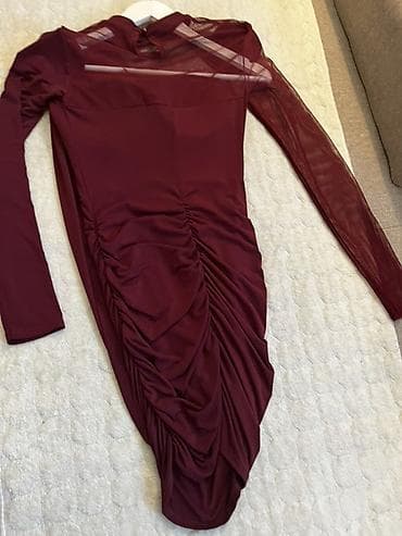 Haljine: Elegantna bordo haljina sa dugim rukavima i asimetričnim drapiranjem — 3