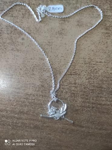 Srebrna ogrlica sa priveskom – motiv cveta i lista - Materijal: metal
