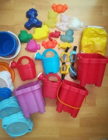 zara helanke sa prorezom: Igračke plastične, 20 kom sve za 1000 din. 12 figurica, 3 kantice, 4 — 2