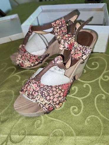 camper sandale: Ženske sandale sa drvenim klinom i floralnim detaljima. - Model — 2