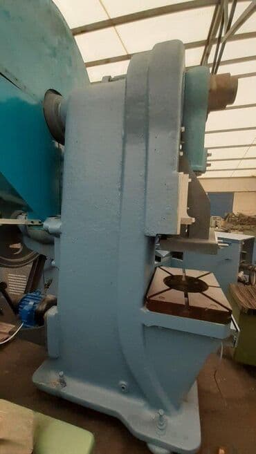 Ostali alati i mašine: Ekscentar presa Rade Končar 160 T 🔧 Koristan hod: 290 mm 📏 Motor — 2
