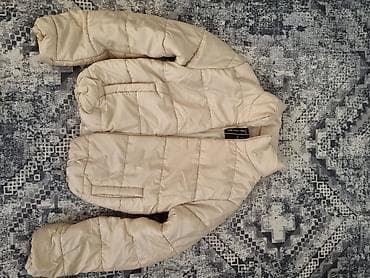 Sweatpants: Puf jakna u bež/šampanj nijansi - Kratki model sa visokim, „stand-up” — 1