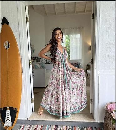 Veoma lepa letnja haljina, kao ova na modelu samo je dezen drugih