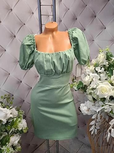 Ženska mini haljina s puf rukavima i otvorenim leđima na pertlanje