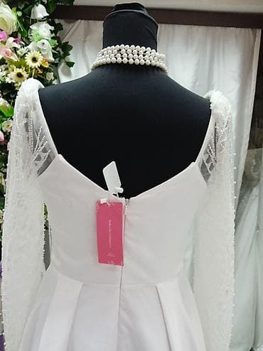 svecane haljine slike: Elegantna duga bela haljina sa kvadratnim izrezom i providnim dugim — 6