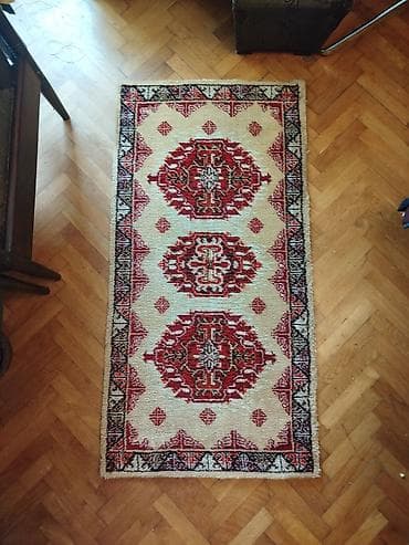 beli tepih cvece: Tepih stazica Duzina oko 140 cm. Sirina oko 70 cm. S jedne strane — 5