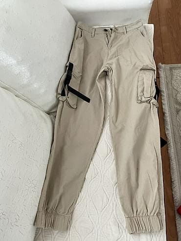 pantalone cargo bershka: Bež cargo pantalone sa elastičnim ranflama na nogavicama. - Kroj — 1
