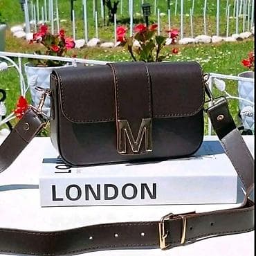 krem boja: Elegantna ženska crossbody torba sa velikim metalnim slovom “M” na — 6