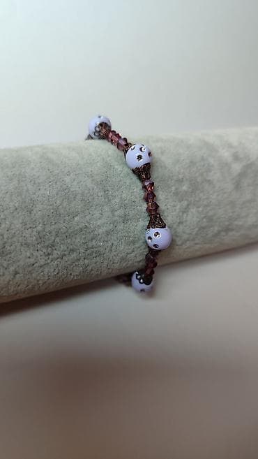 Ručno rađena narukvica sa perlama i kristalima - Dizajn: kombinacija