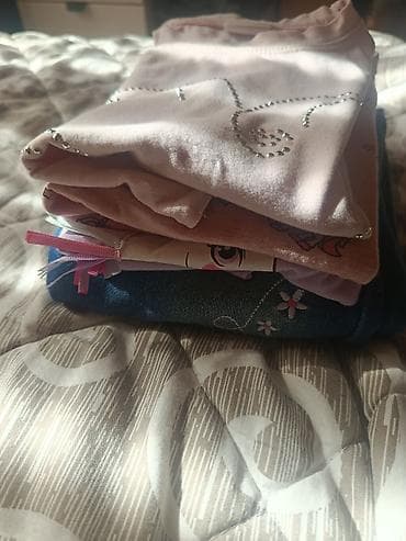 Paket odeće ( 3 majčice jedne farmerke ) za devojčice 6-7 godina