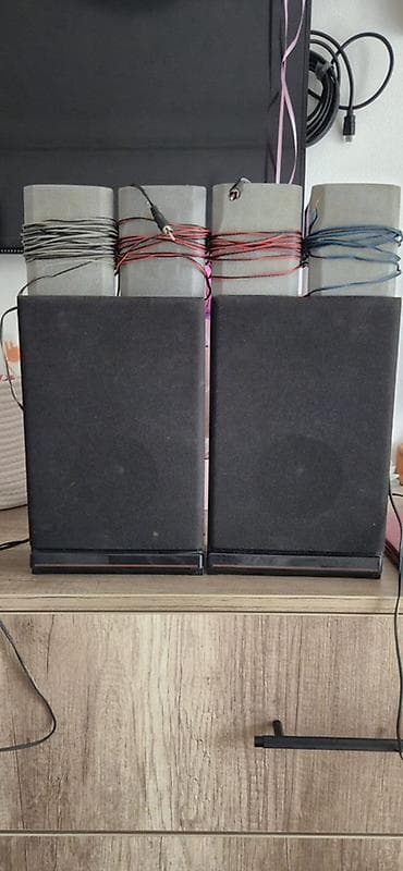 Stereo zvučnici – par sa pratećim satelitskim zvučnicima i kablovima