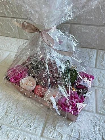 ukrasne jagode: Poklon setovi u dekorativnim kutijama Elegantno aranžirani poklon — 4