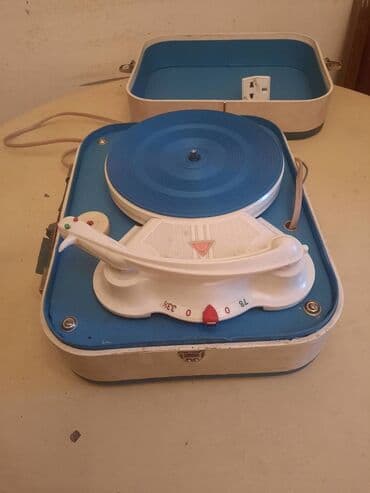 bas pojacala: Retro,stari mali gramofon u koferu. Simpatican mali gramofon,vise kao — 11