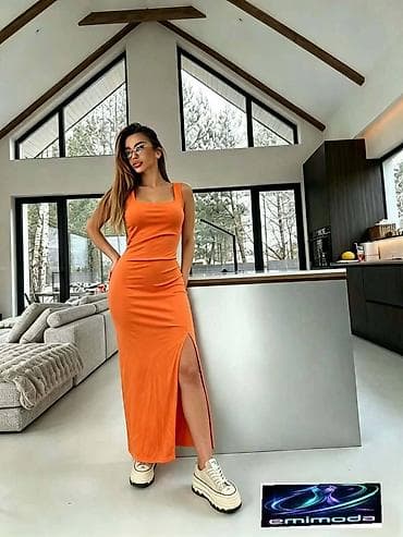 Duga ženska haljina bez rukava sa prorezom - Kroj: uska silueta koja