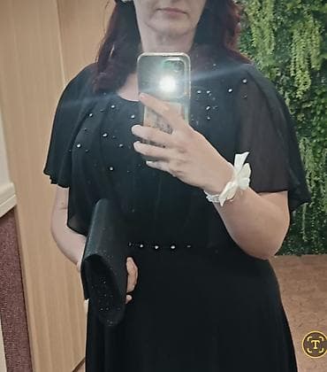 haljine od pliša: Elegantna crna večernja haljina sa pelerinom i perlicama - Boja: crna — 1