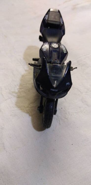 swarovski kristali cena: Motori 1:18,ocuvani cena za kom — 12