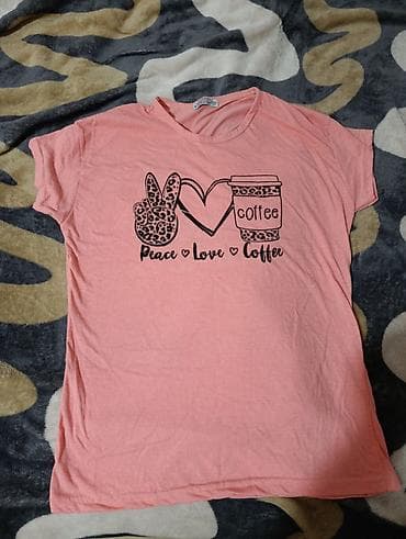 mantil i patike: Roze ženska majica kratkih rukava sa printom “Peace ♥ Love ♥ Coffee” — 2
